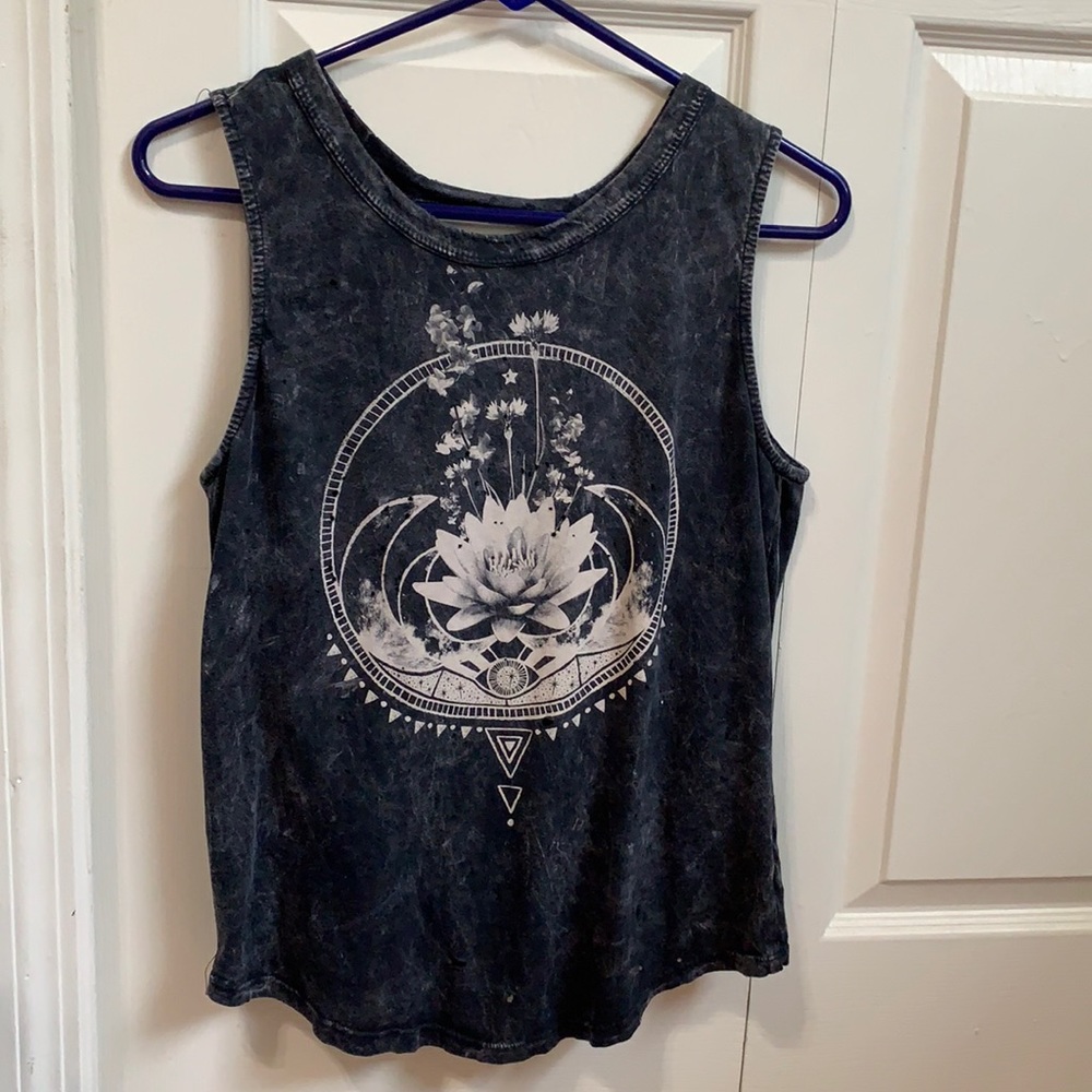 😎Distressed open back lotus tank top